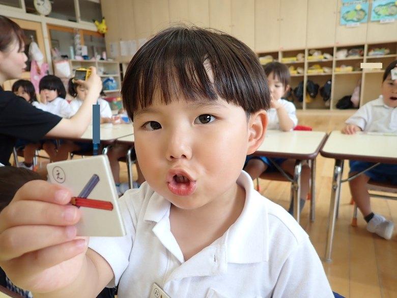 教室で文字と絵のカードを使って活動する様子