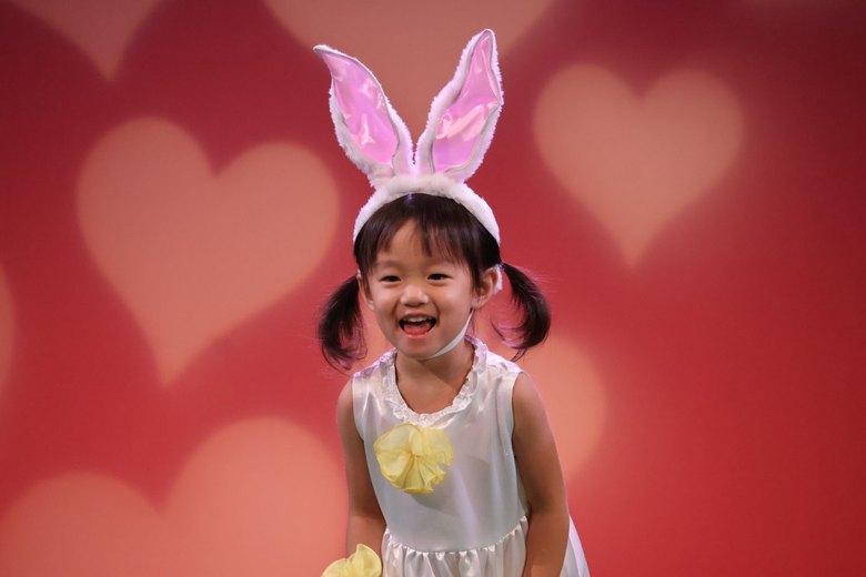お遊戯会の舞台で発表する様子