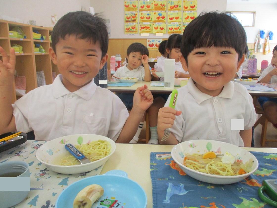 教室でお友だちと給食を食べている場面